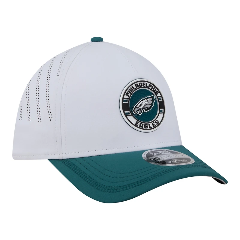 Casquette New Era pour homme, blanche et vert nuit, avec écusson des Eagles de Philadelphie, modèle 39THIRTY, A monture couronne perforée.