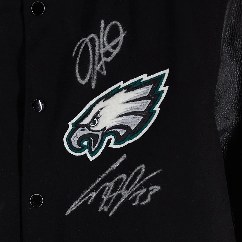 Veste universitaire autographiée des Eagles de Philadelphie, champions du Super Bowl LIX, avec au moins 10 signatures, dont celles de Jalen Hurts, Saquon Barkley, Dallas Goedert, Cooper DeJean, A.J. Brown, DeVonta Smith et bien d'autres ! - Édition limitée n° 1/1