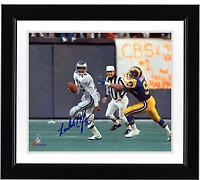 Photographie autographiée de 8" x 10" de Randall Cunningham lors du Scramble du maillot blanc des Philadelphia Eagles