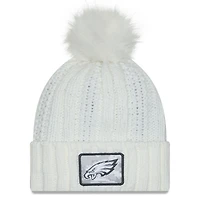Bonnet en tricot à revers avec pompon Philadelphia Eagles 2024 Salute To Service de New Era pour femme