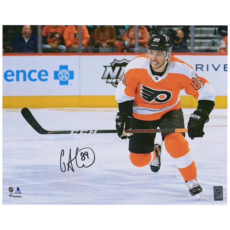Photographie de patinage autographiée de Cam Atkinson avec maillot orange des Flyers de Philadelphie, 16'' x 20''