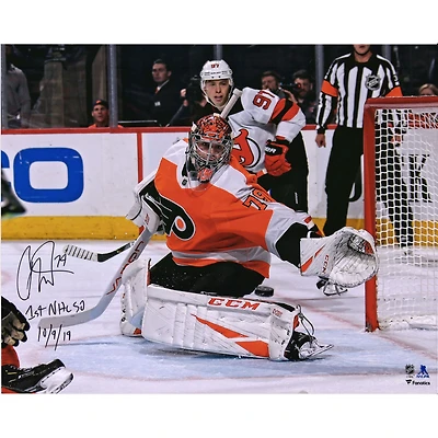 Photo autographiée de Carter Hart (Flyers de Philadelphie) - 40,6 x 50,8 cm (16 x 20 pouces) - relatant un arrêt spectaculaire - avec inscription « 1er blanchissage en LNH, 9 octobre 2019 ».