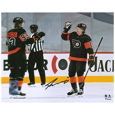 Travis Konecny Philadelphia Flyers autographié 8" x 10" 1ère photographie de célébration du tour du chapeau de la LNH