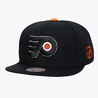 Casquette snapback Mitchell & Ness noire pour homme, modèle légendaire des Flyers de Philadelphie, à l'extérieur.