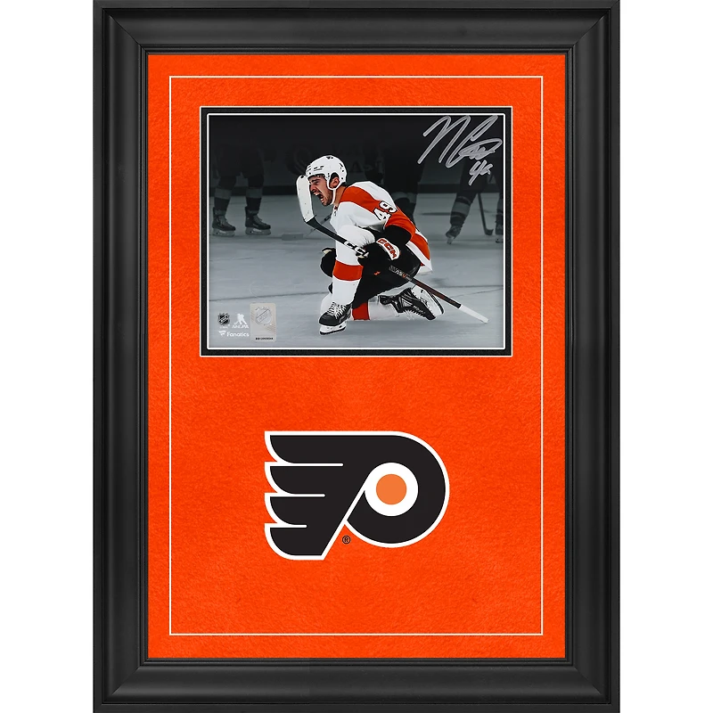 Photographie encadrée de luxe autographiée de Noah Cates, maillot blanc des Flyers de Philadelphie, 20 x 25 cm
