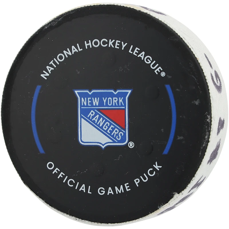 Owen Tippett, rondelle de but utilisée par les Flyers de Philadelphie lors du match contre les Rangers de New York, le 9 avril 2025