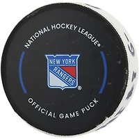 Owen Tippett, rondelle de but utilisée par les Flyers de Philadelphie lors du match contre les Rangers de New York, le 9 avril 2025