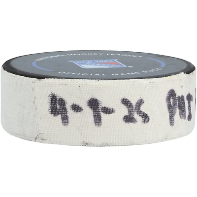 Owen Tippett, rondelle de but utilisée par les Flyers de Philadelphie lors du match contre les Rangers de New York, le 9 avril 2025
