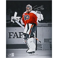 Maillot orange autographié de 16" x 20" de Samuel Ersson des Flyers de Philadelphie célébrant une photo de la vedette
