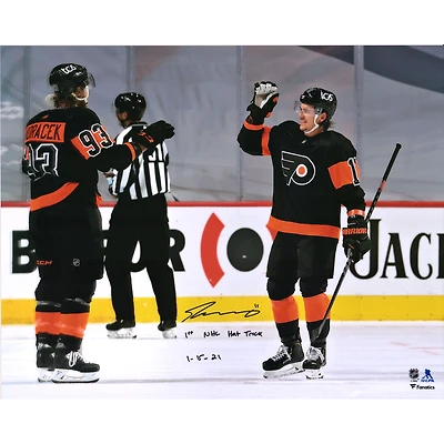 Photo autographiée de Travis Konecny ​​(Flyers de Philadelphie) célébrant son tour du chapeau (40,6 x 50,8 cm) avec inscription « 1er tour du chapeau en LNH, 15/01/2021 ».