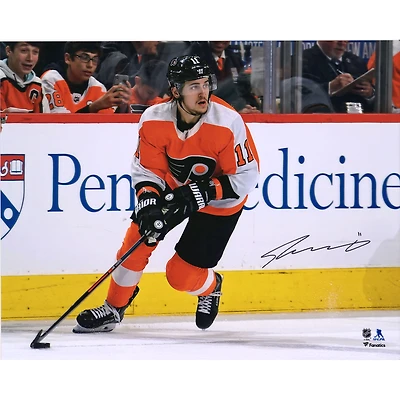 Photo de patinage autographiée de Travis Konecny, joueur des Flyers de Philadelphie, en maillot orange (16 po x 20 po).