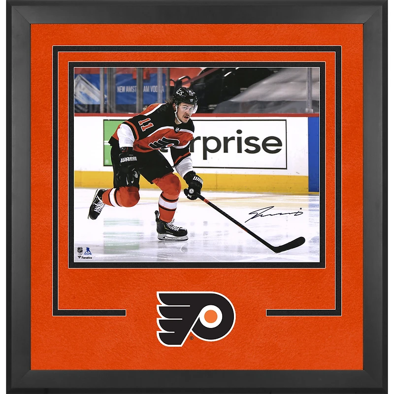 Photographie encadrée de luxe autographiée de Travis Konecny ​​des Flyers de Philadelphie, maillot rétro inversé, 40,6 x 50,8 cm, en train de patiner