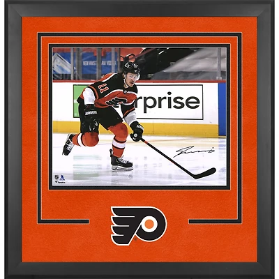 Photographie encadrée de luxe autographiée de Travis Konecny ​​des Flyers de Philadelphie, maillot rétro inversé, 40,6 x 50,8 cm, en train de patiner