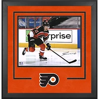 Photographie encadrée de luxe autographiée de Travis Konecny ​​des Flyers de Philadelphie, maillot rétro inversé, 40,6 x 50,8 cm, en train de patiner