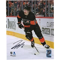 Maillot noir alternatif autographié de 8'' x 10'' par Travis Sanheim des Flyers de Philadelphie avec photo de la rondelle