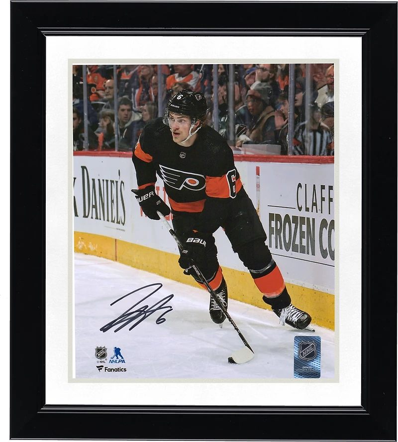 Maillot noir alternatif autographié de 8'' x 10'' par Travis Sanheim des Flyers de Philadelphie avec photo de la rondelle