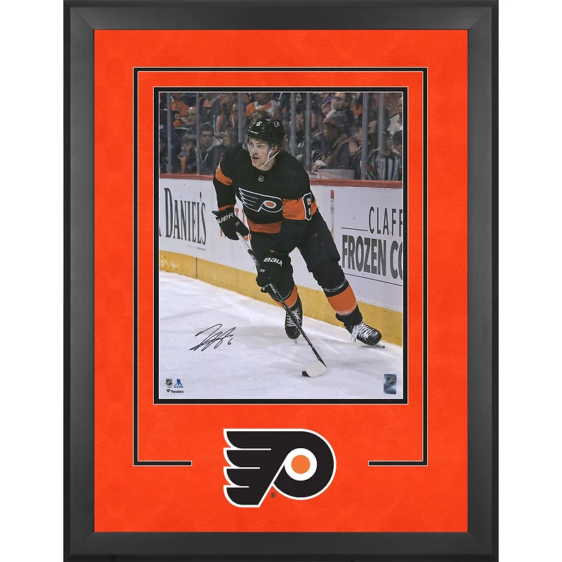 Photographie encadrée de luxe autographiée de Travis Sanheim, maillot noir des Flyers de Philadelphie, 40,6 x 50,8 cm, en train de patiner