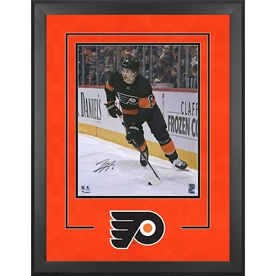 Photographie encadrée de luxe autographiée de Travis Sanheim, maillot noir des Flyers de Philadelphie, 40,6 x 50,8 cm, en train de patiner