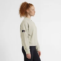 Sweat-shirt à col rond en polaire Champion pour femme, couleur avoine, avec logo Philadelphia Flyers et inscription Triumph.