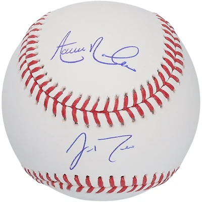 Ballon de baseball autographié par Aaron Nola et J.T. Realmuto des Phillies de Philadelphie