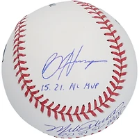 Bryce Harper et Mike Schmidt, joueurs des Phillies de Philadelphie, ont dédicacé une balle de baseball avec plusieurs inscriptions.