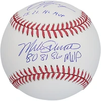 Bryce Harper et Mike Schmidt, joueurs des Phillies de Philadelphie, ont dédicacé une balle de baseball avec plusieurs inscriptions.