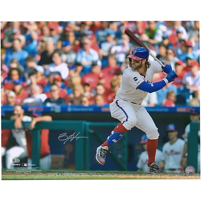 Photo horizontale autographiée de Bryce Harper (Philadelphia Phillies) en position de frappe, maillot crème, format 16 x 20 pouces.