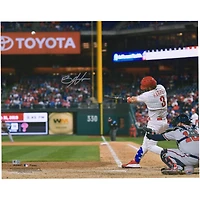 Photographie horizontale autographiée de 16" x 20" de Bryce Harper des Philadelphia Phillies se balançant dans un maillot blanc
