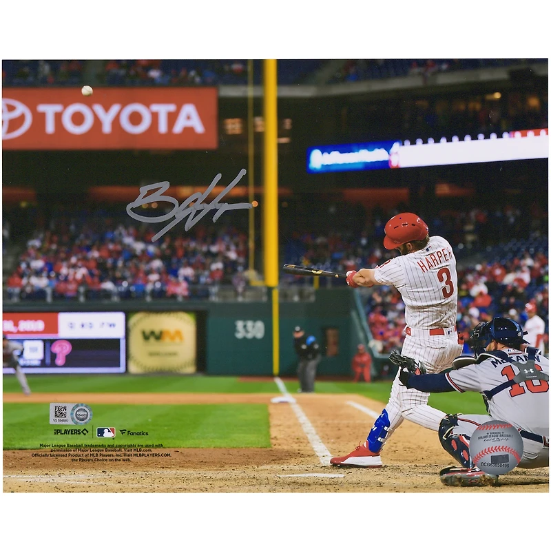Photo horizontale 8" x 10" de Bryce Harper, joueur des Phillies de Philadelphie, en train de swinguer dans son maillot blanc, autographiée.