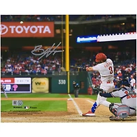 Photo horizontale 8" x 10" de Bryce Harper, joueur des Phillies de Philadelphie, en train de swinguer dans son maillot blanc, autographiée.