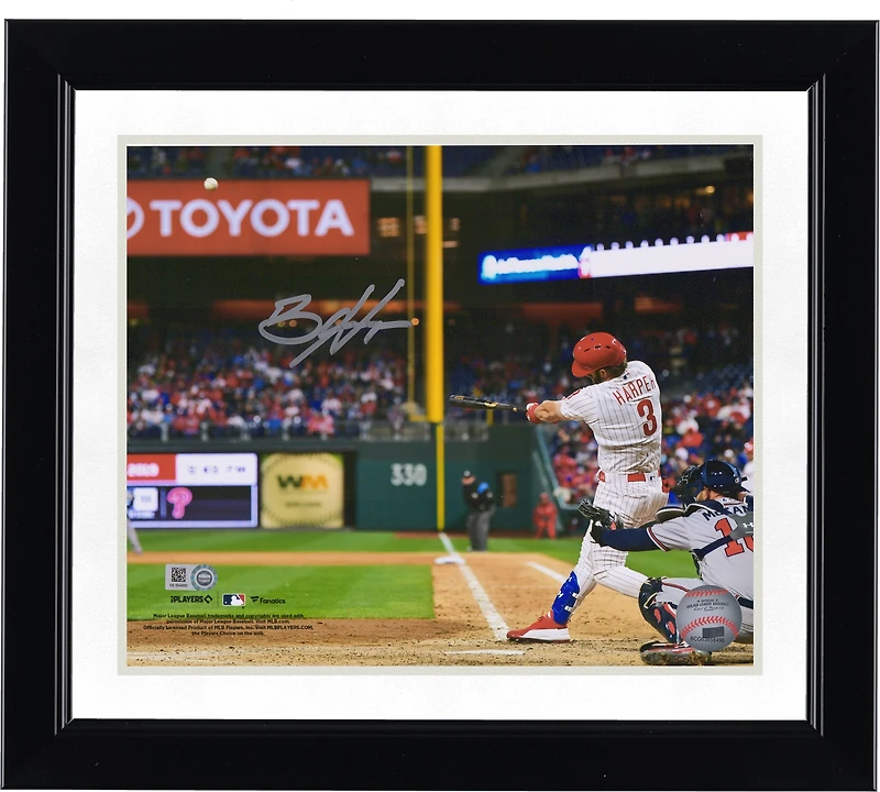Photo horizontale 8" x 10" de Bryce Harper, joueur des Phillies de Philadelphie, en train de swinguer dans son maillot blanc, autographiée.