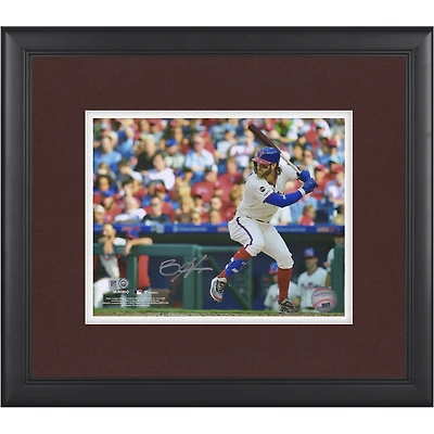 Photographie horizontale encadrée autographiée de Bryce Harper des Philadelphia Phillies, 8'' x 10'', en position de frappeur dans un maillot crème