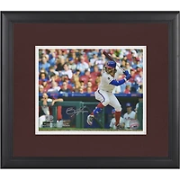 Photographie horizontale encadrée autographiée de Bryce Harper des Philadelphia Phillies, 8'' x 10'', en position de frappeur dans un maillot crème