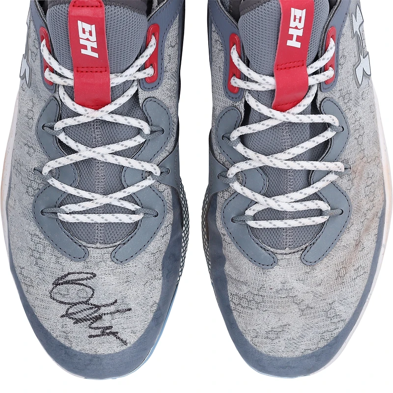 Crampons Under Armour gris et blancs autographiés par Bryce Harper (Philadelphia Phillies) lors de la saison 2025 de la MLB - HH98515045-46
