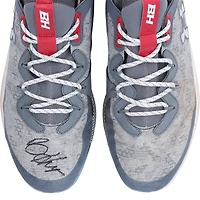 Crampons Under Armour gris et blancs autographiés par Bryce Harper (Philadelphia Phillies) lors de la saison 2025 de la MLB - HH98515045-46