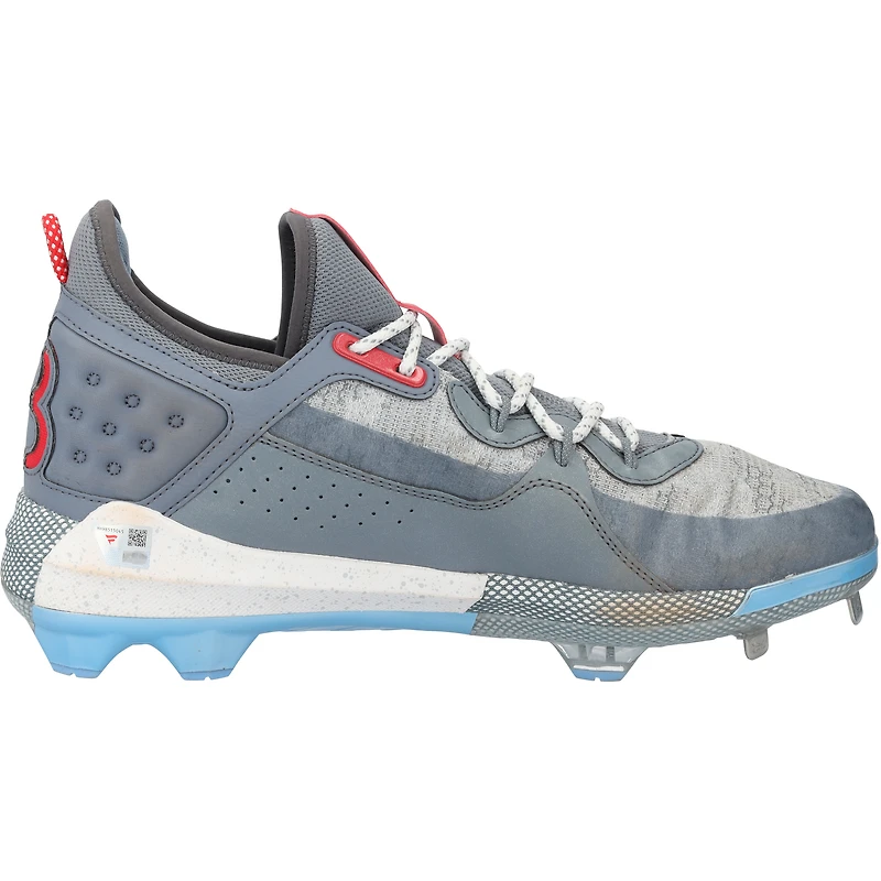 Crampons Under Armour gris et blancs autographiés par Bryce Harper (Philadelphia Phillies) lors de la saison 2025 de la MLB - HH98515045-46
