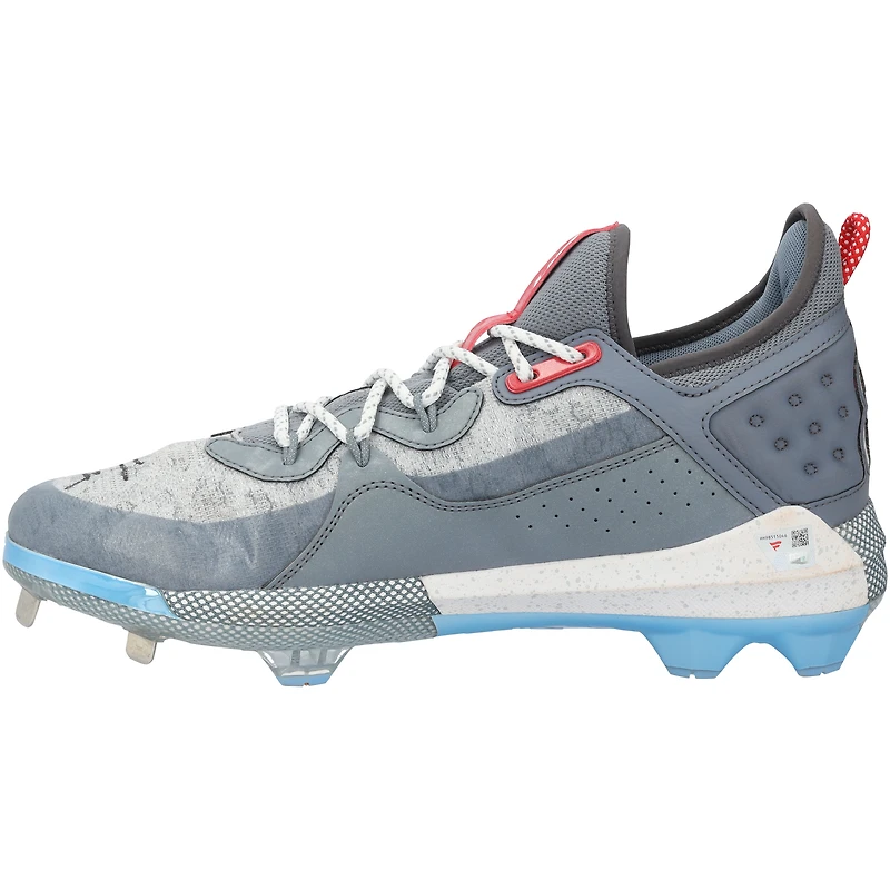 Crampons Under Armour gris et blancs autographiés par Bryce Harper (Philadelphia Phillies) lors de la saison 2025 de la MLB - HH98515045-46