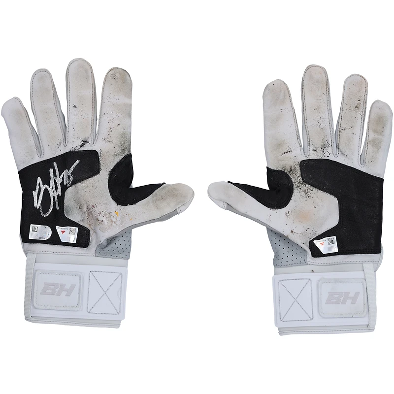 Gants de frappe gris Under Armour autographiés par Bryce Harper (Phillies de Philadelphie), portés en match lors de la saison 2025 de la MLB - HH98516178-79