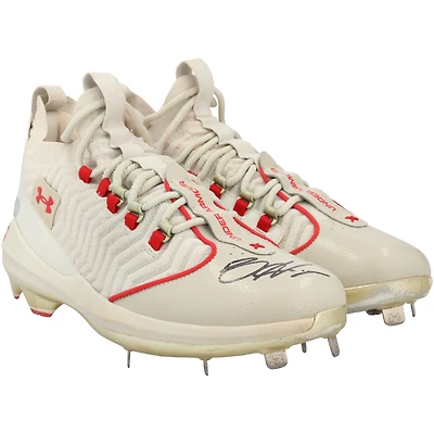 Crampons gris Under Armour portés en match et autographiés par Bryce Harper (Phillies de Philadelphie) lors de la saison 2025 de la MLB - HH98515041-42