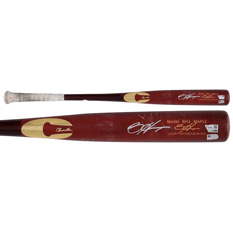 Bâton rouge Chandler autographié par Bryce Harper, utilisé en match par les Phillies de Philadelphie lors de la saison 2025 de la MLB.