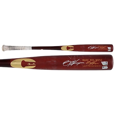 Bâton rouge Chandler autographié par Bryce Harper, utilisé en match par les Phillies de Philadelphie lors de la saison 2025 de la MLB.