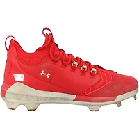 Crampons rouges Under Armour portés par Bryce Harper lors du match des Phillies de Philadelphie contre les Nationals de Washington le 27 mars 2025, avec les inscriptions « GU 3/27/25 » et « 1-4, HR, RBI, 2R ».