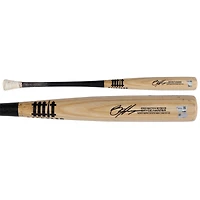 Bâton de baseball autographié par Bryce Harper, utilisé en match par les Phillies de Philadelphie, couleur beige et noir, lors de la saison 2025 de la MLB.
