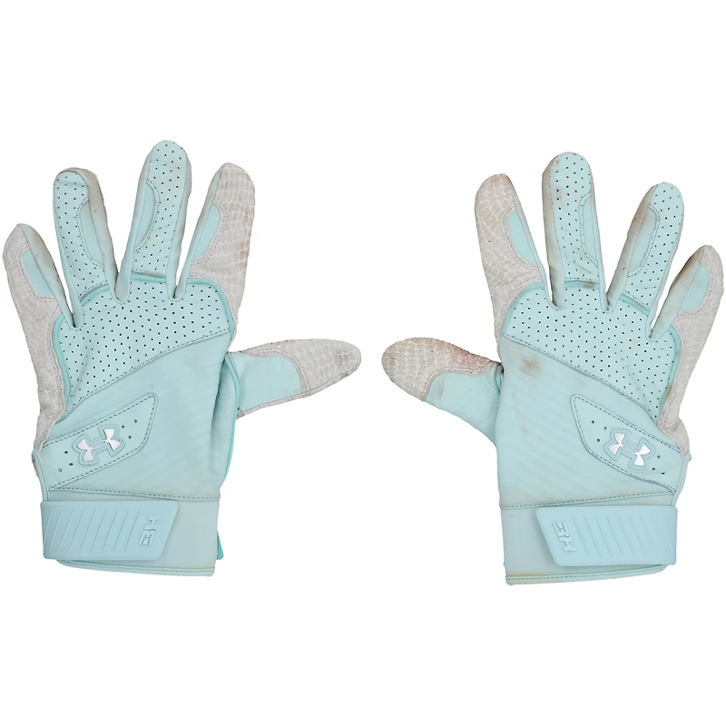 Gants de frappe Under Armour turquoise autographiés par Bryce Harper, utilisés en match par les Phillies de Philadelphie lors de la saison 2025 de la MLB.