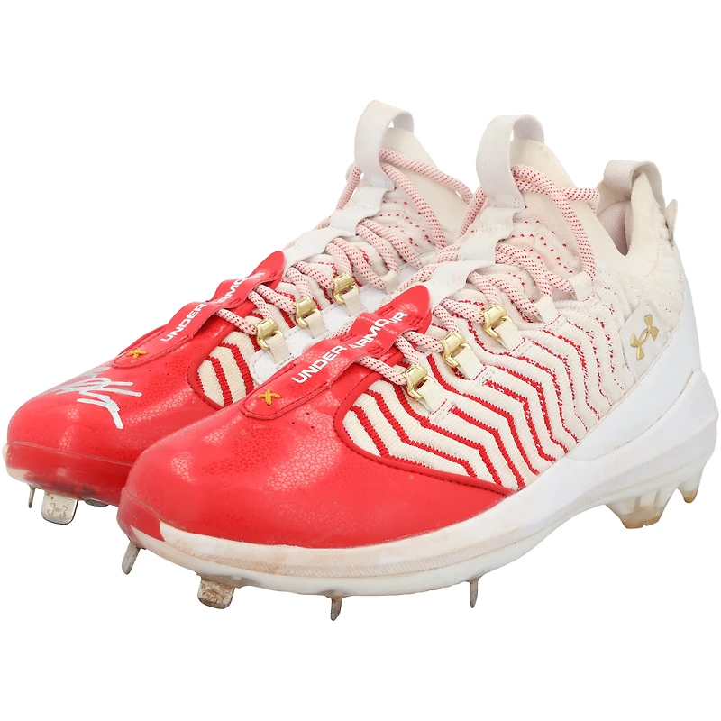 Crampons Under Armour blancs et rouges portés en match par Bryce Harper (Phillies de Philadelphie) lors de la saison 2025 de la MLB - HH98515039-40