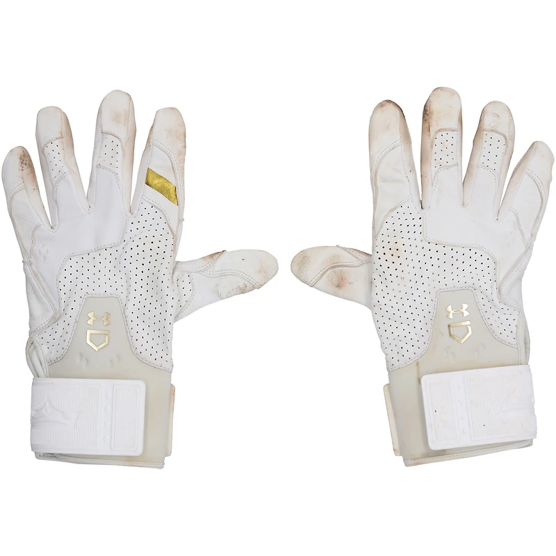 Gants de frappe blancs Under Armour autographiés par Bryce Harper, portés en match par les Phillies de Philadelphie lors de la saison 2025 de la MLB.
