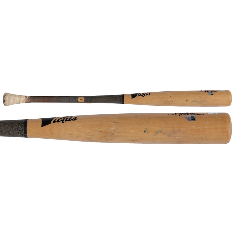 Batte de baseball Victus beige et grise cassée de Bryce Harper, utilisée par les Phillies de Philadelphie lors du match contre les Rays de Tampa Bay, le 8 mai 2025.