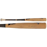Batte de baseball Victus beige et grise cassée de Bryce Harper, utilisée par les Phillies de Philadelphie lors du match contre les Rays de Tampa Bay, le 8 mai 2025.