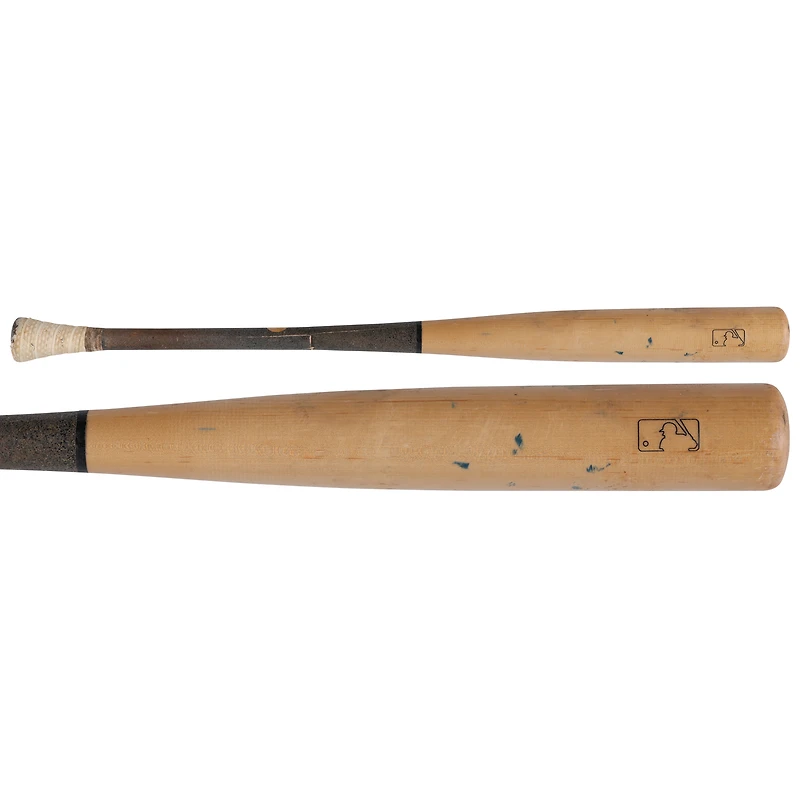 Batte de baseball Victus beige et grise cassée de Bryce Harper, utilisée par les Phillies de Philadelphie lors du match contre les Rays de Tampa Bay, le 8 mai 2025.