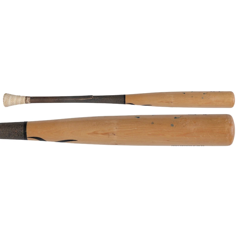Batte de baseball Victus beige et grise cassée de Bryce Harper, utilisée par les Phillies de Philadelphie lors du match contre les Rays de Tampa Bay, le 8 mai 2025.